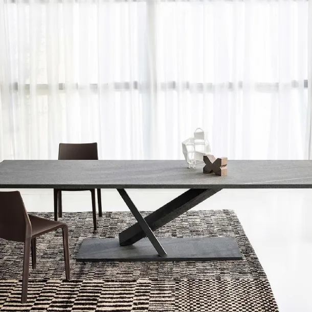 Lisbona chair upholstered in leather by Desalto