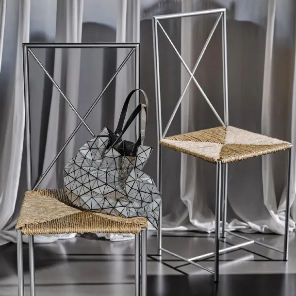 Moka Chair with metal frame and vegetable fiber seat by Flexform