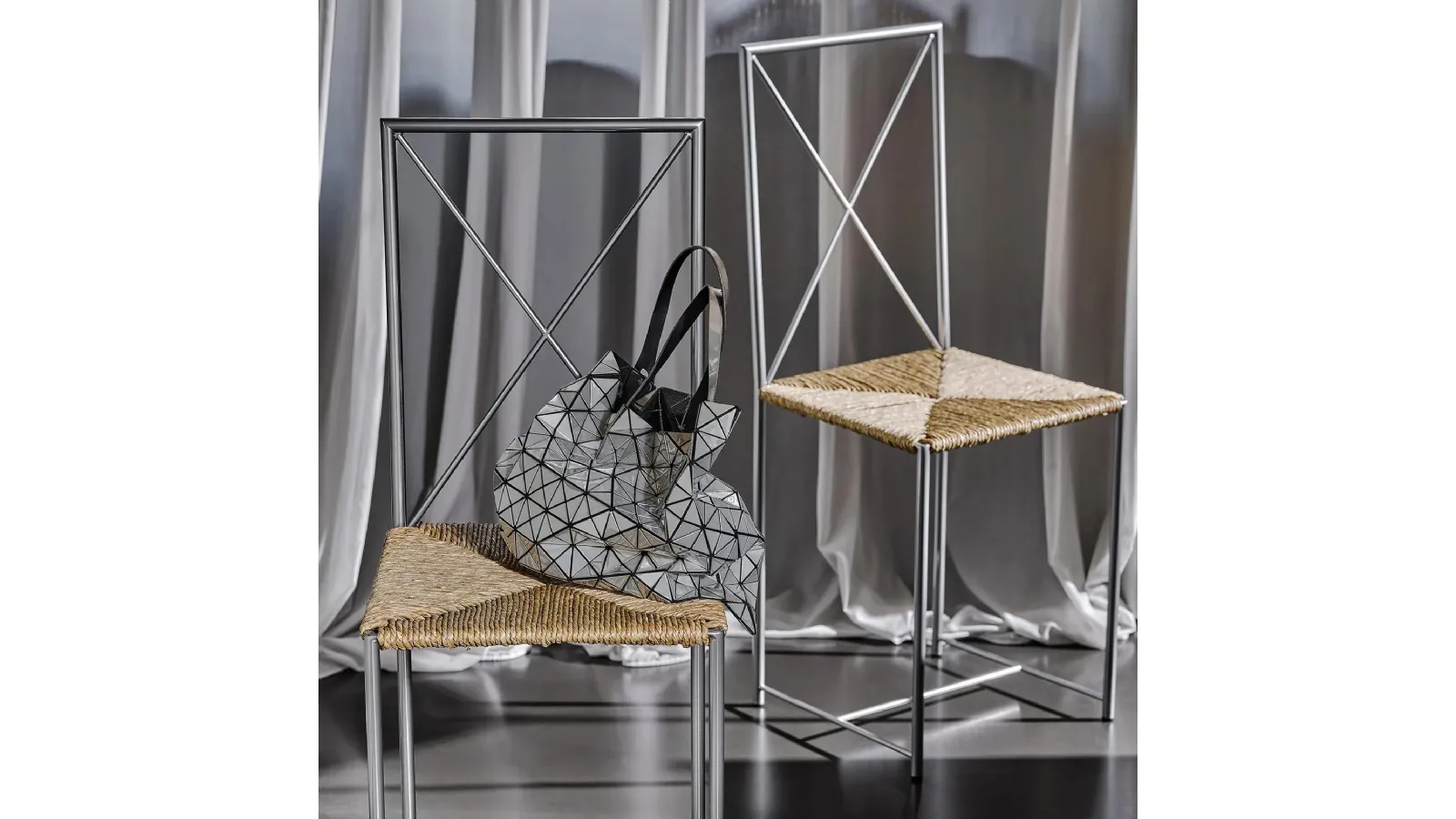 Moka Chair with metal frame and vegetable fiber seat by Flexform