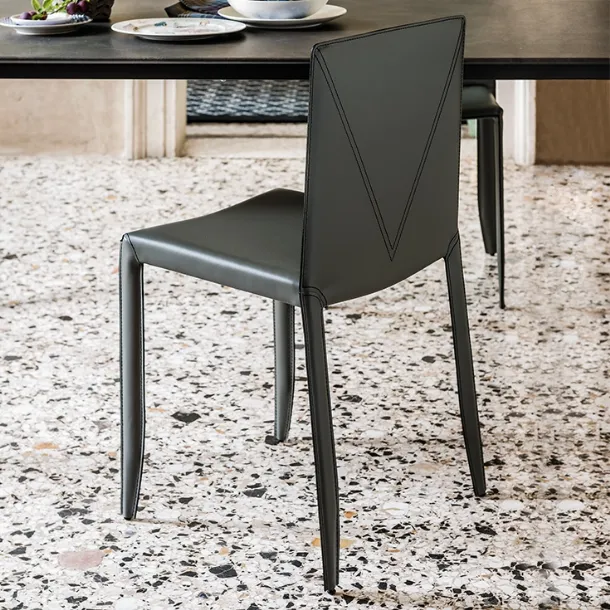 Ultra-lightweight and practical chair upholstered in Piuma leather by Cattelan Italia