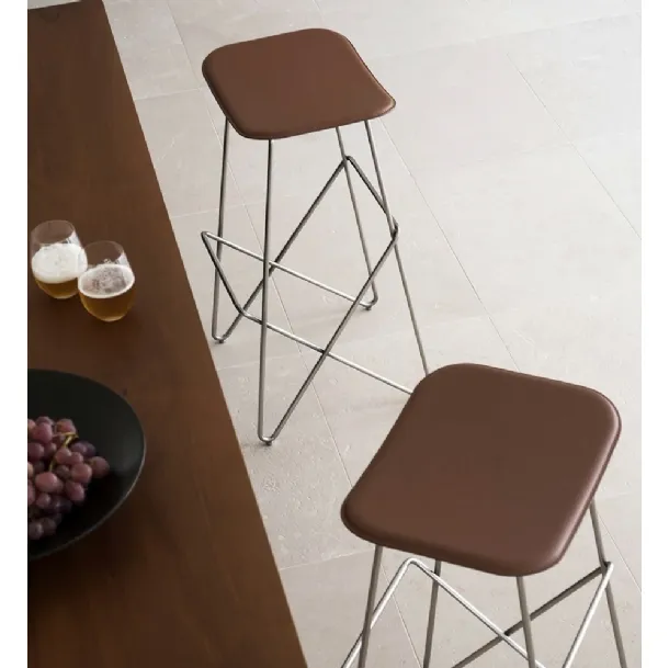 Endless Stool in leather and metal by Desalto