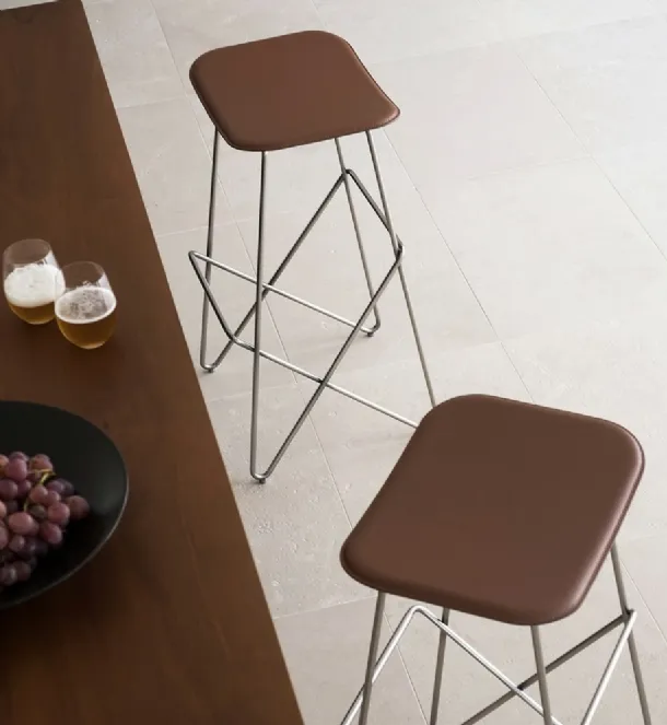 Endless Stool in leather and metal by Desalto