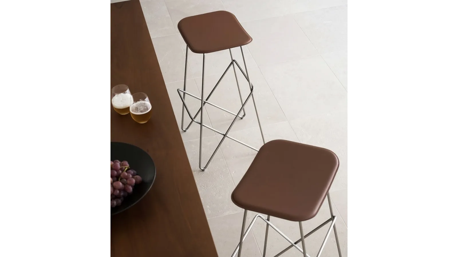 Endless Stool in leather and metal by Desalto