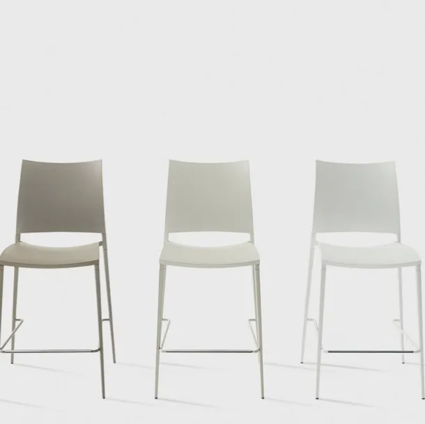Sand stool in polypropylene by Desalto
