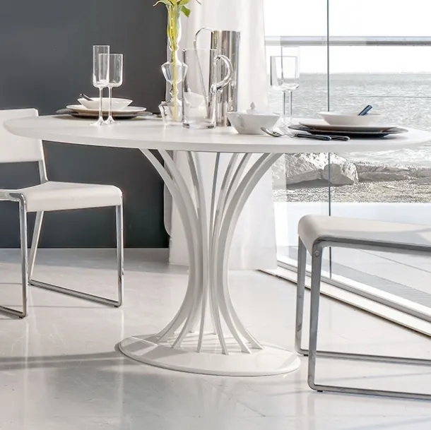 Chair with white leather seat and backrest and Wing aluminum die-cast structure by Alivar