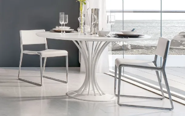 Chair with white leather seat and backrest and Wing aluminum die-cast structure by Alivar