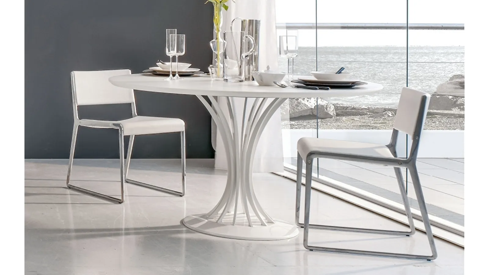 Chair with white leather seat and backrest and Wing aluminum die-cast structure by Alivar