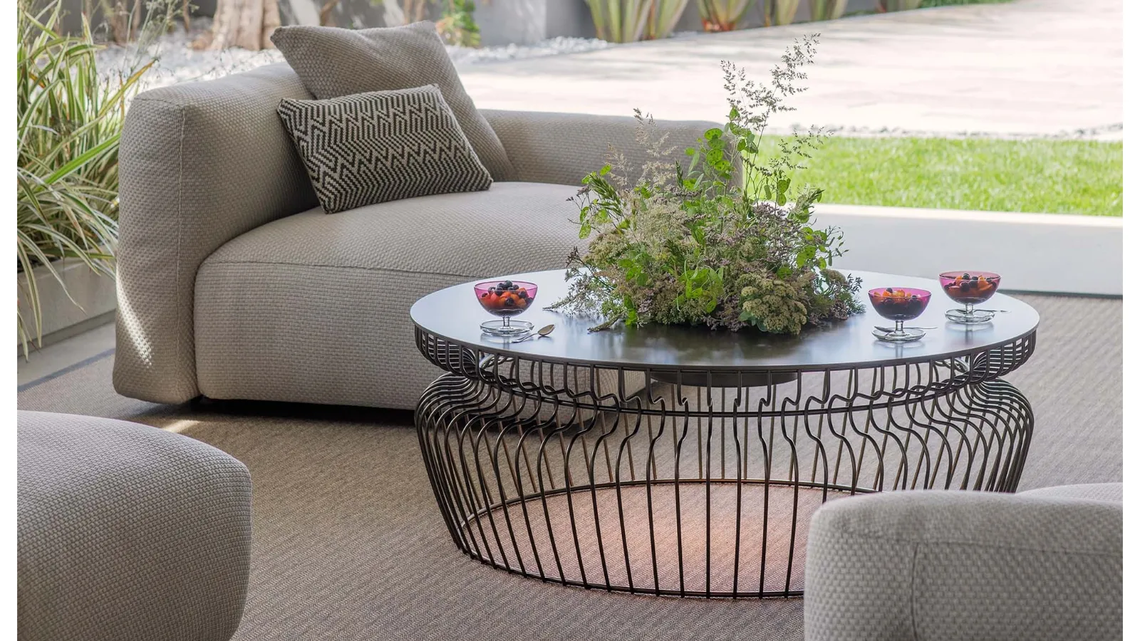 Atollo metal side table by Natevo