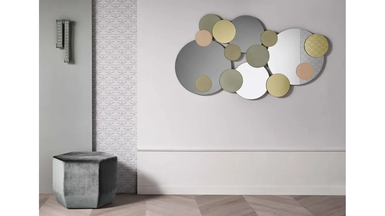 Wall mirror composed of circles of different sizes Atomic by Tonelli