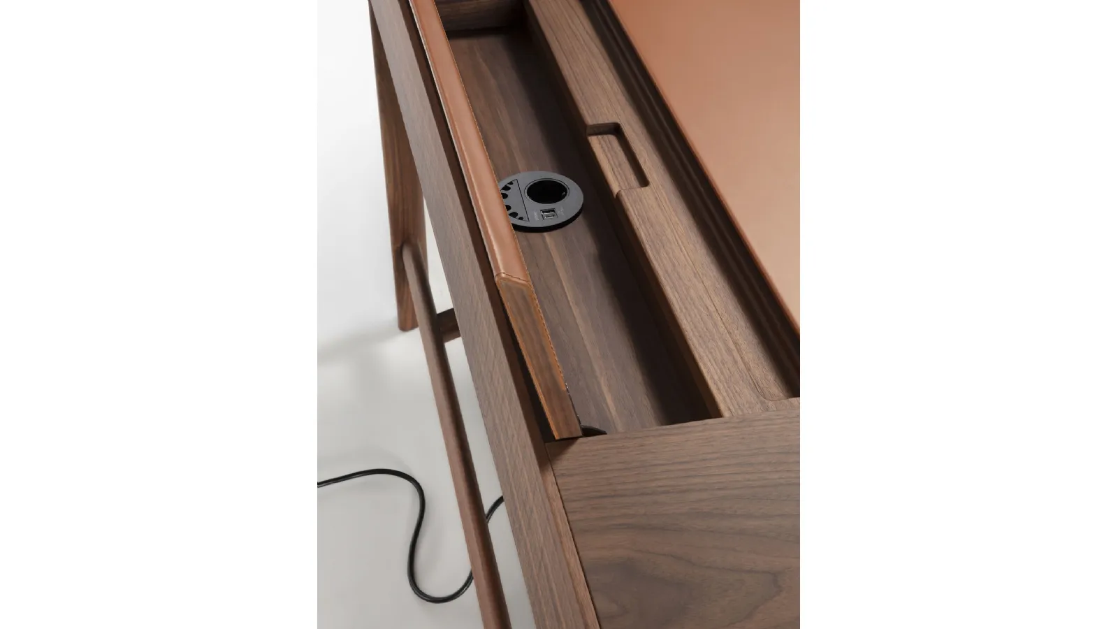 Beo wooden desk by Porada