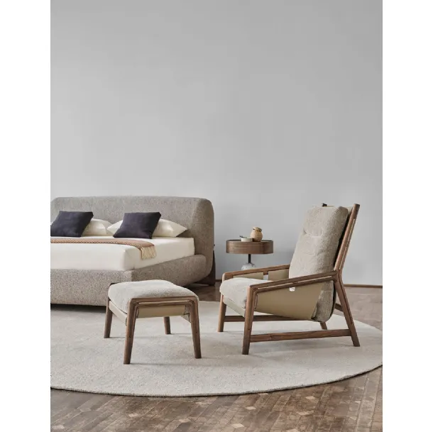 Bice Pouf in leather with padded cushion by Porada