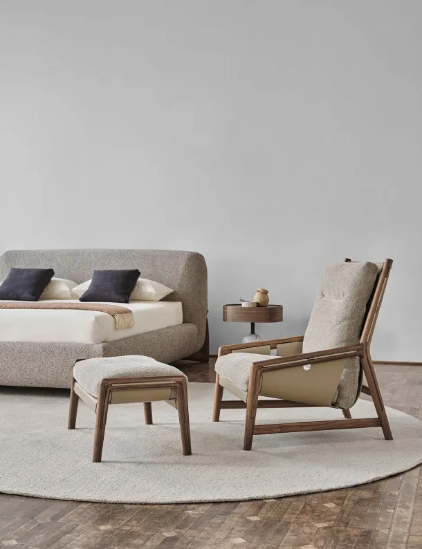 Bice Pouf in leather with padded cushion by Porada