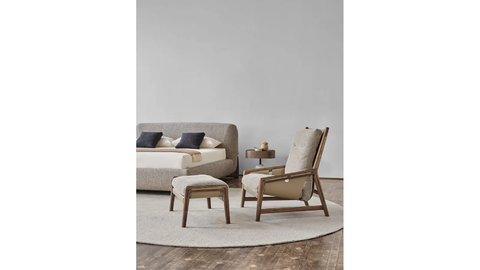Bice Pouf in leather with padded cushion by Porada