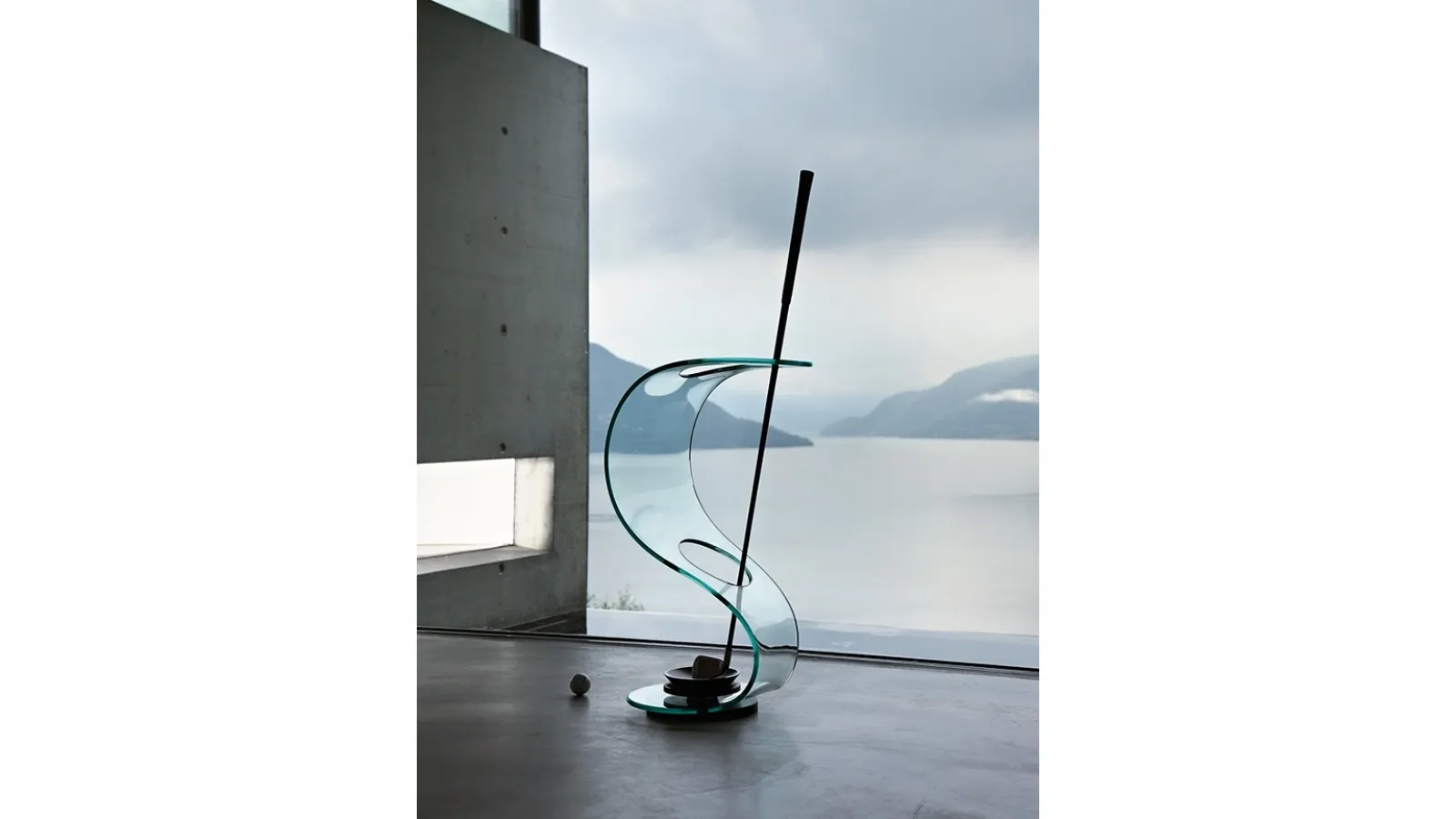 Curved glass umbrella stand with a base in Cobra Black painted metal by Fiam