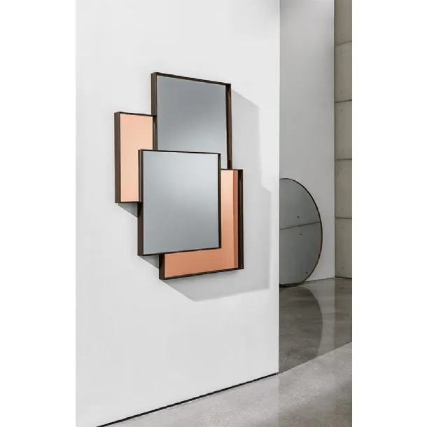 Mosaic mirror where the aluminum structure divides but at the same time harmoniously guides the various parts of the Combi by Sovet