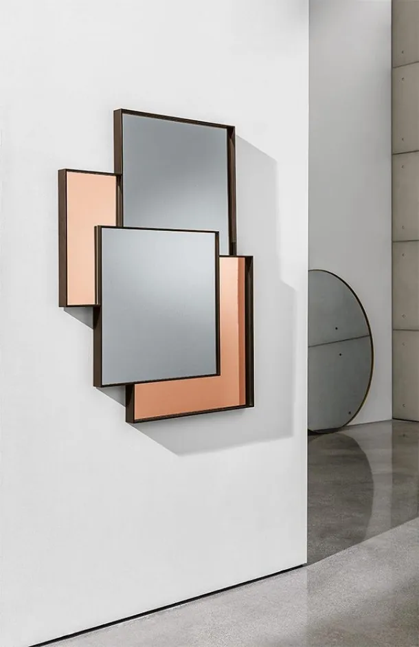 Mosaic mirror where the aluminum structure divides but at the same time harmoniously guides the various parts of the Combi by Sovet