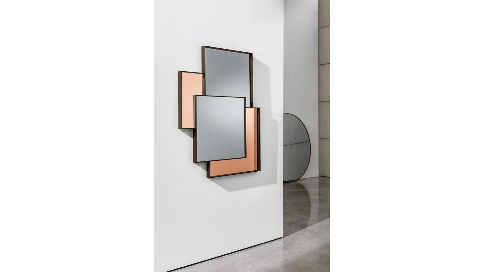 Mosaic mirror where the aluminum structure divides but at the same time harmoniously guides the various parts of the Combi by Sovet
