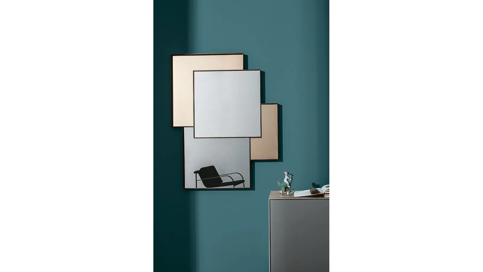 Mosaic mirror where the aluminum structure divides but at the same time harmoniously guides the various parts of Combi di Sovet