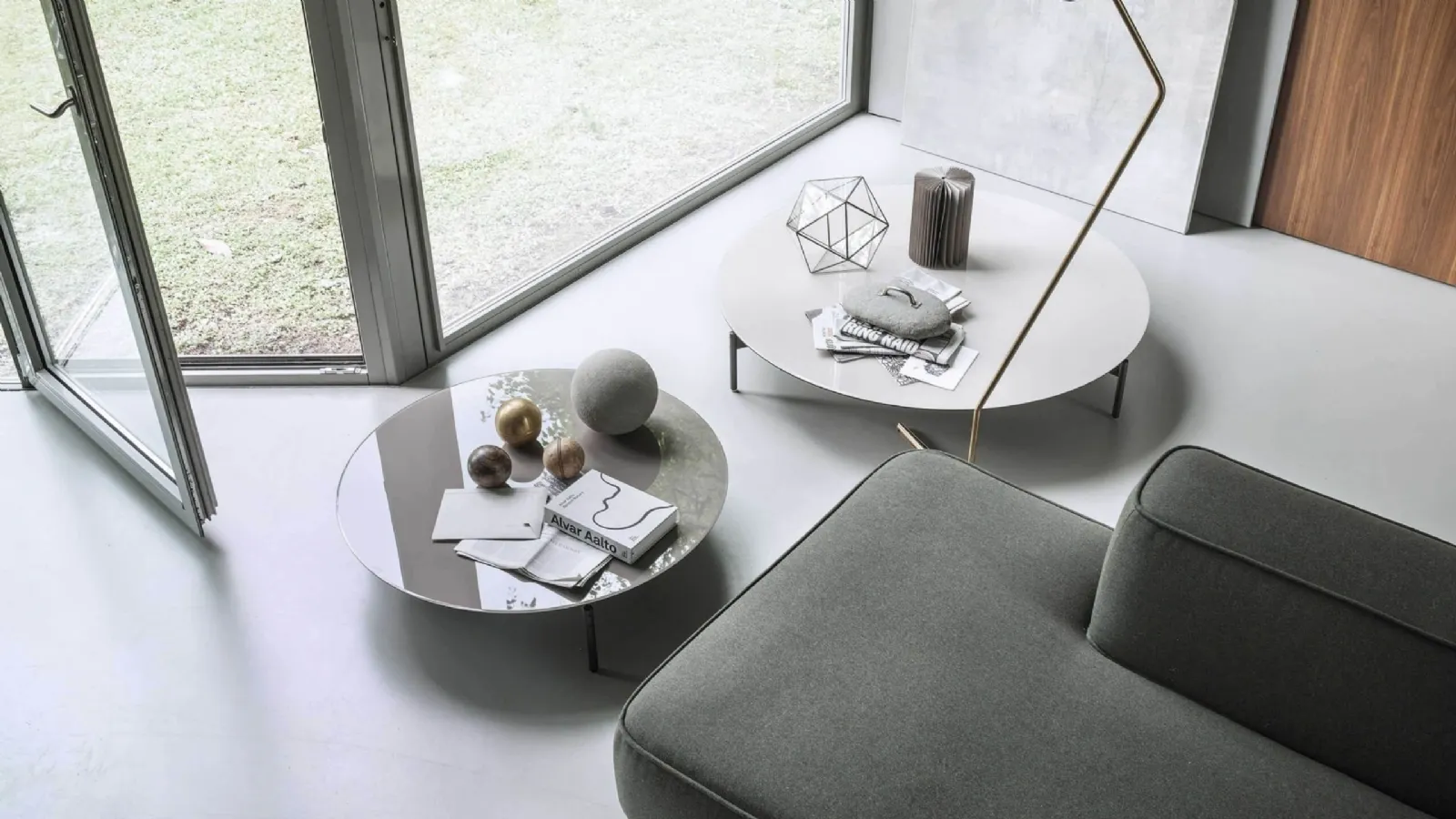 Coffee table with Cruise glass top in glass by Lema