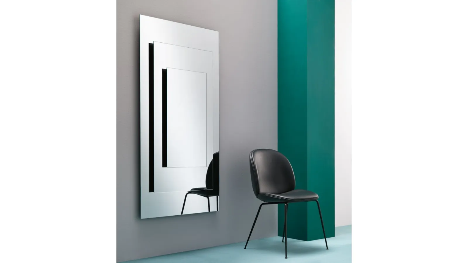 Mirror composed of three overlapping Dooors glass panels by Tonelli