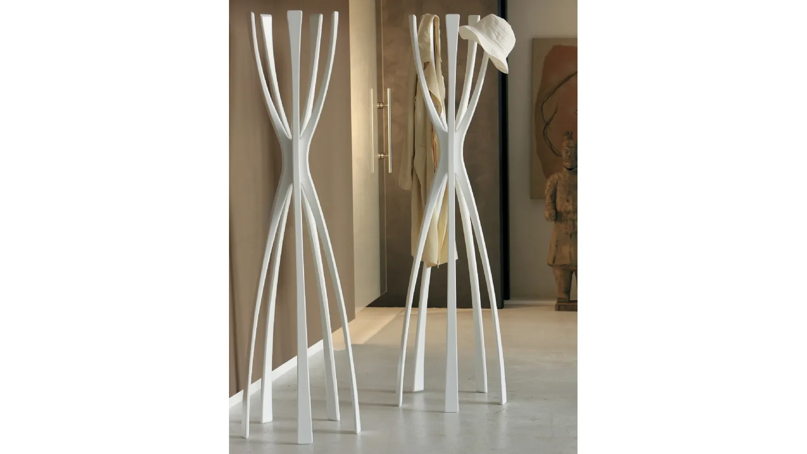 Solid wood coat rack in white lacquered Flamingo by Porada