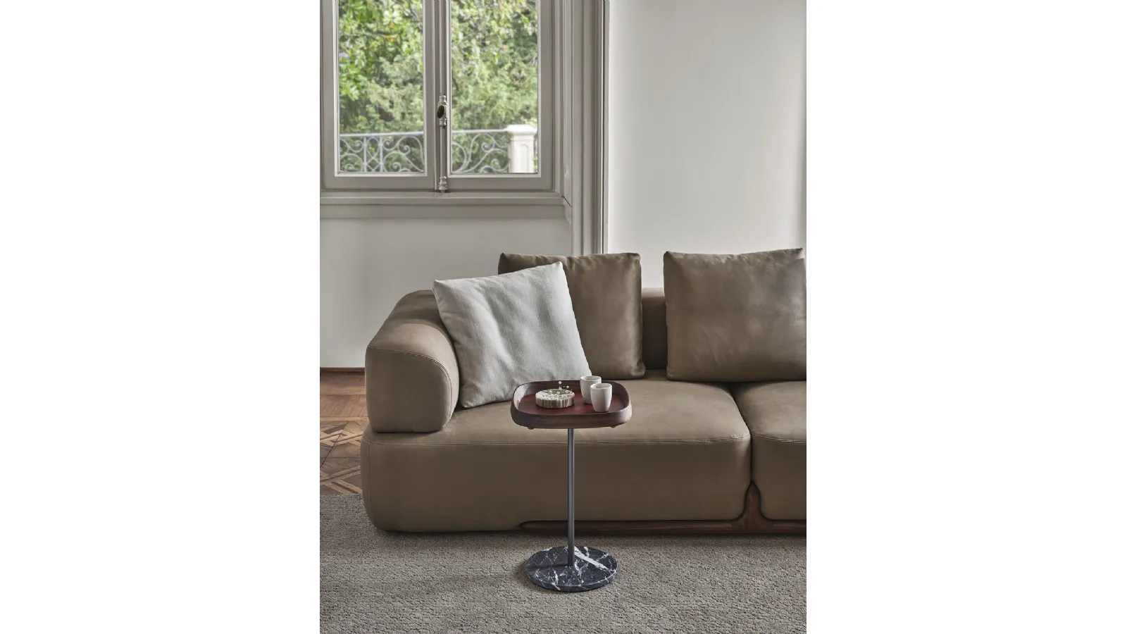 Fritz 7 Table in leather and Porada wood