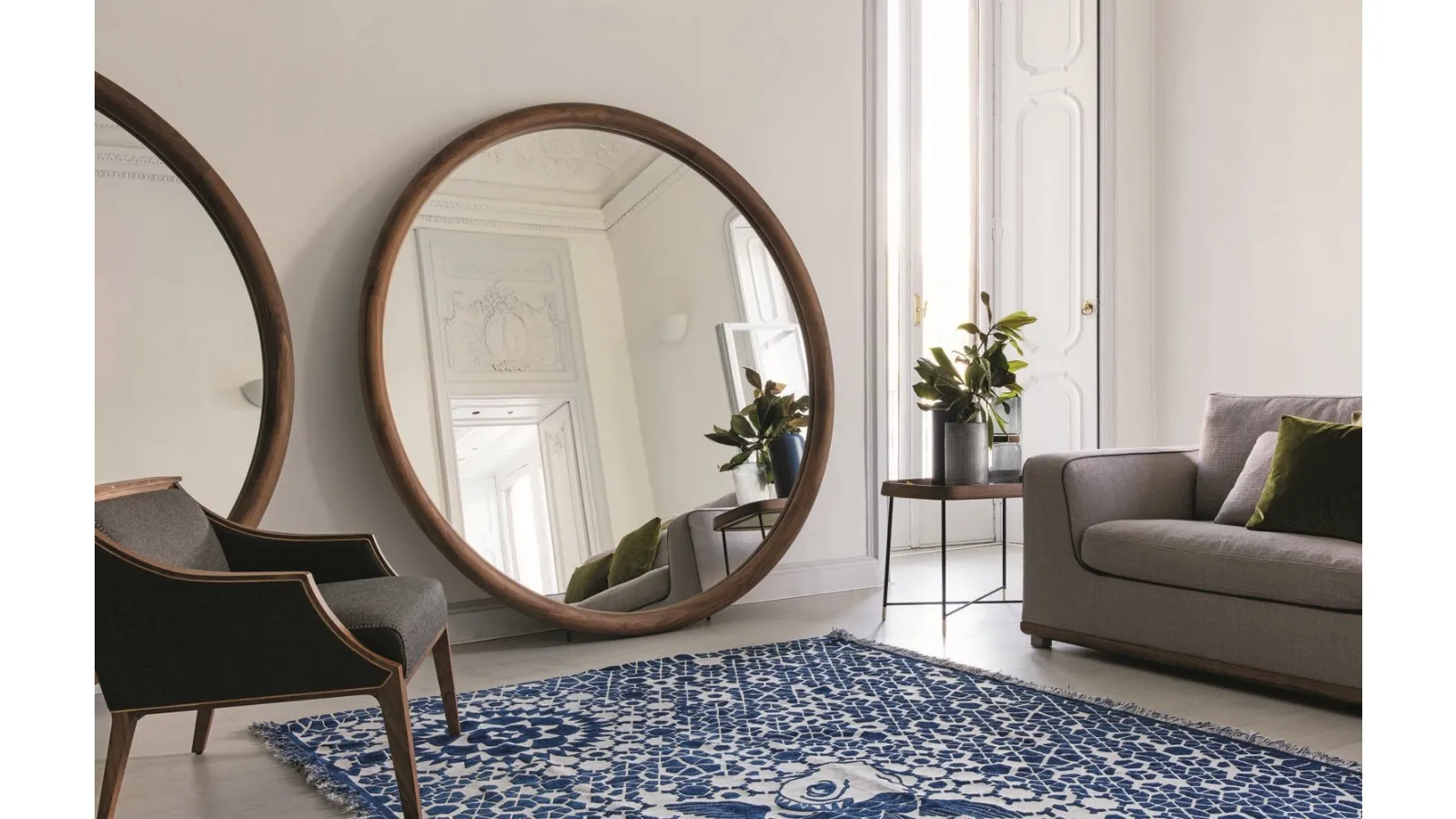 Round table mirror with solid wood frame Giove by Porada