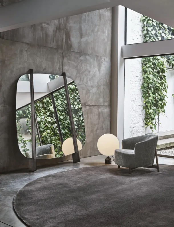 Floor-standing mirror with solid ash wood frame Gong by Porada