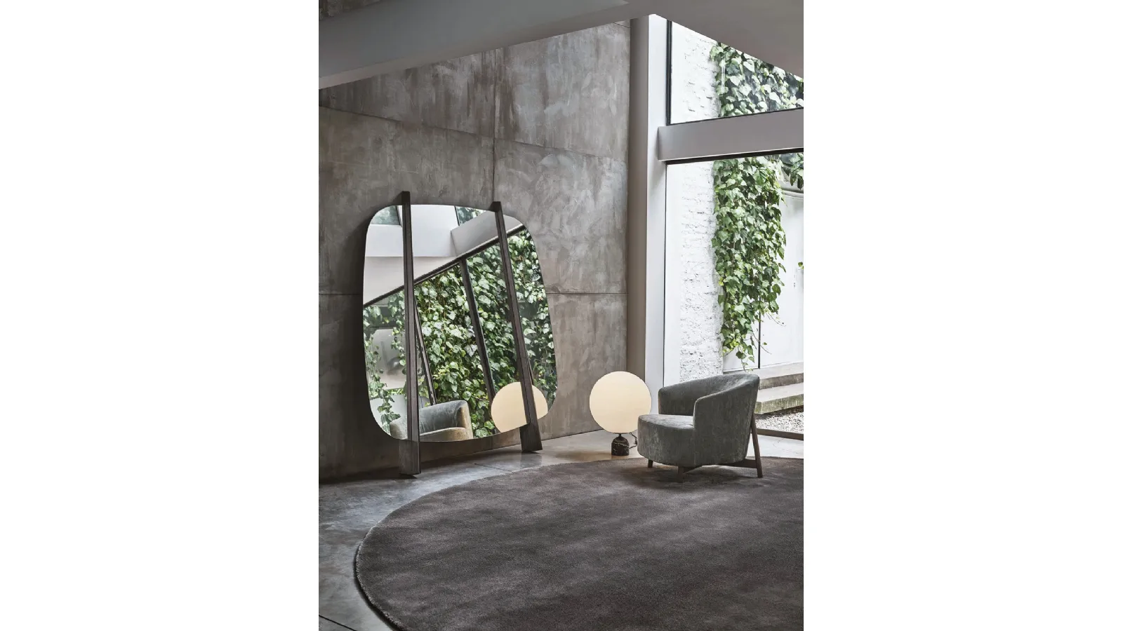 Floor-standing mirror with solid ash wood frame Gong by Porada
