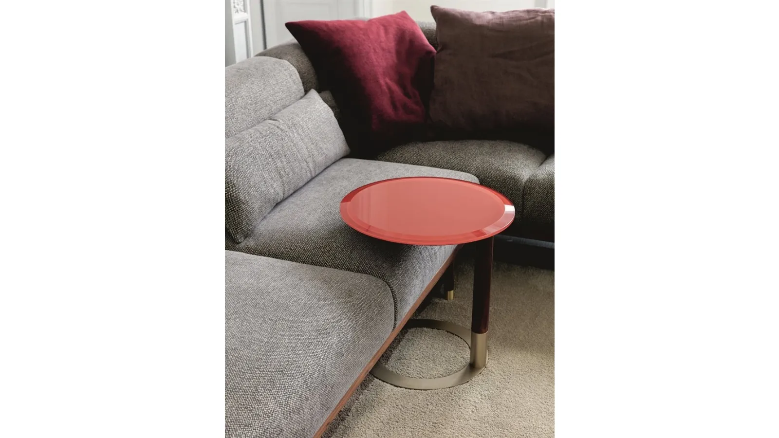 Round side table with metal and solid wood base and back-painted glass top Jok by Porada