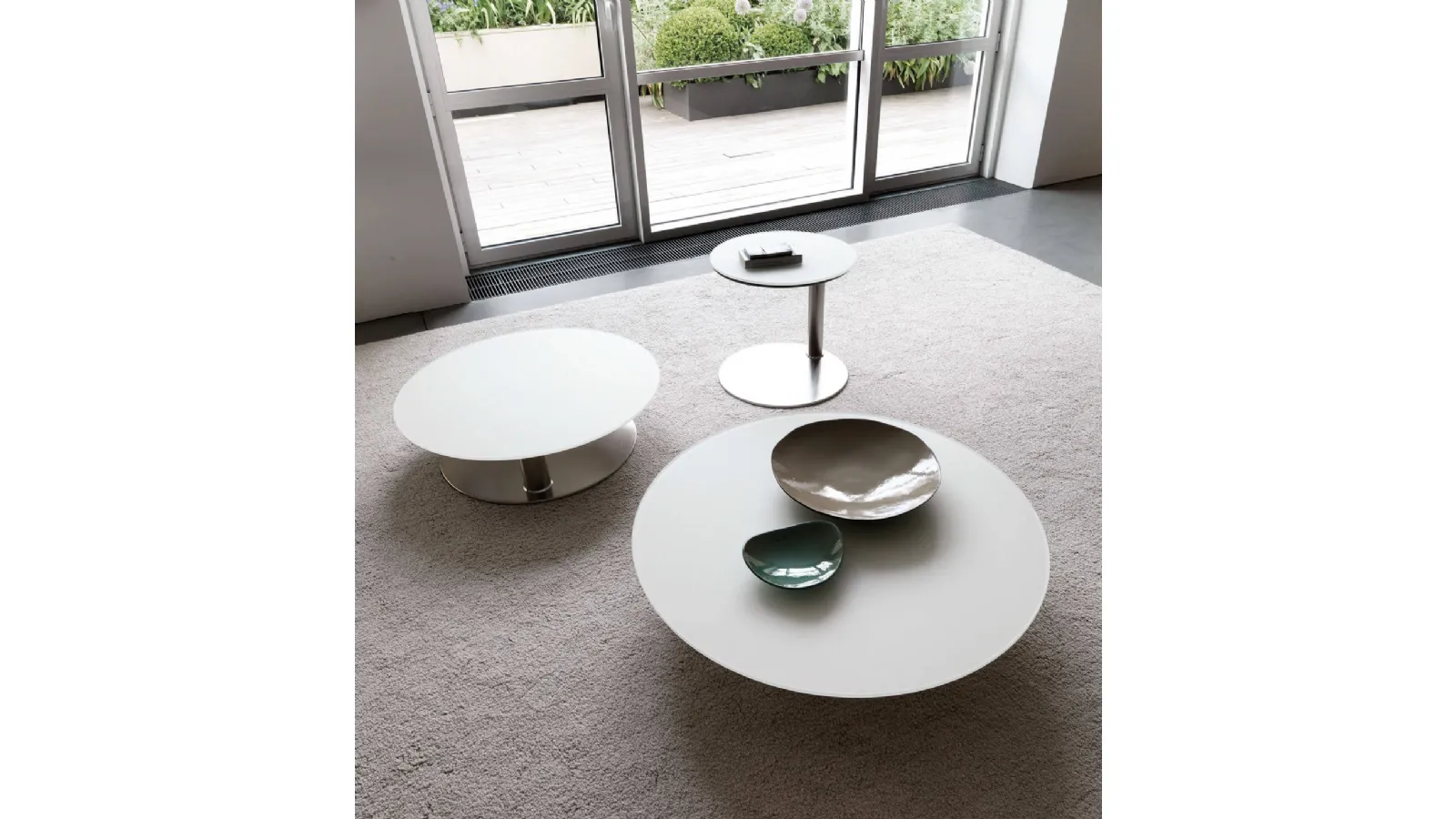Coffee table with circular lacquered glass top and Kara metal base by Desirèe