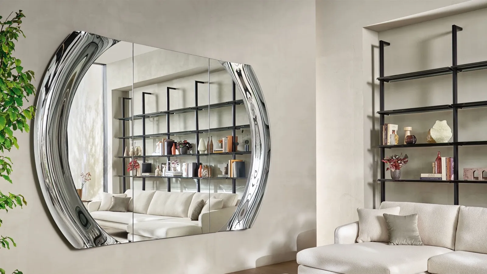 Magnificent Mirror with a curved glass frame by Fiam