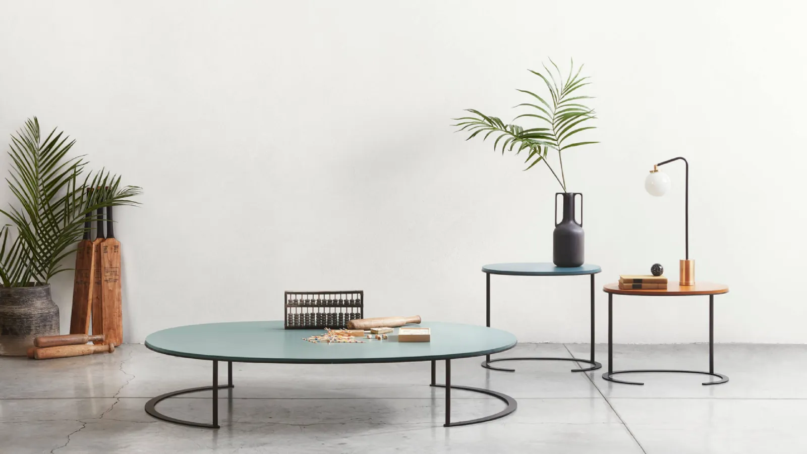 Coffee table with lacquered top and Lema Ortis metal base