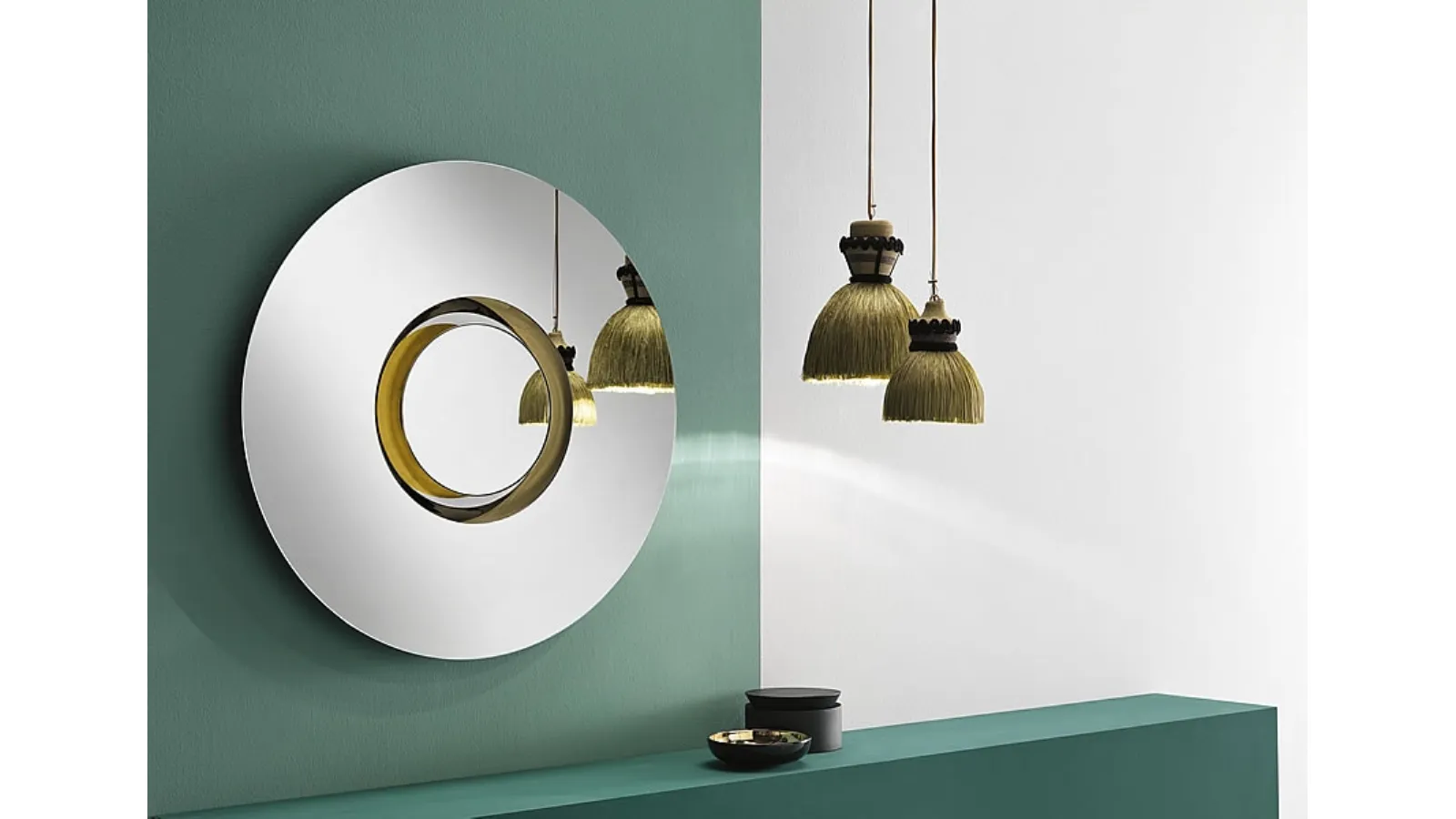 Wall mirror with a central golden metal circle Ozma by Tonelli