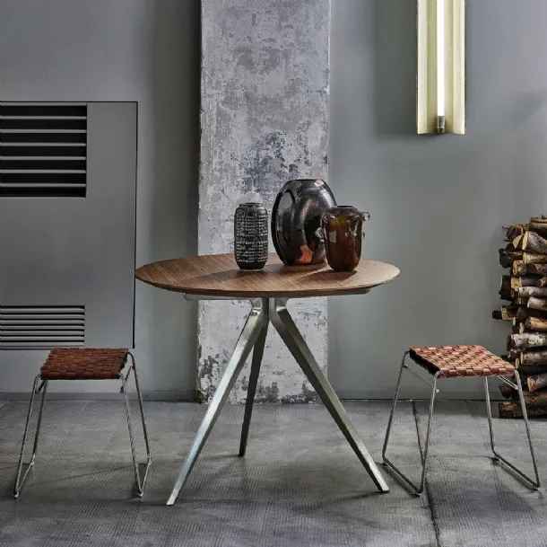 Mate pouf in woven leather and metal by Flexform