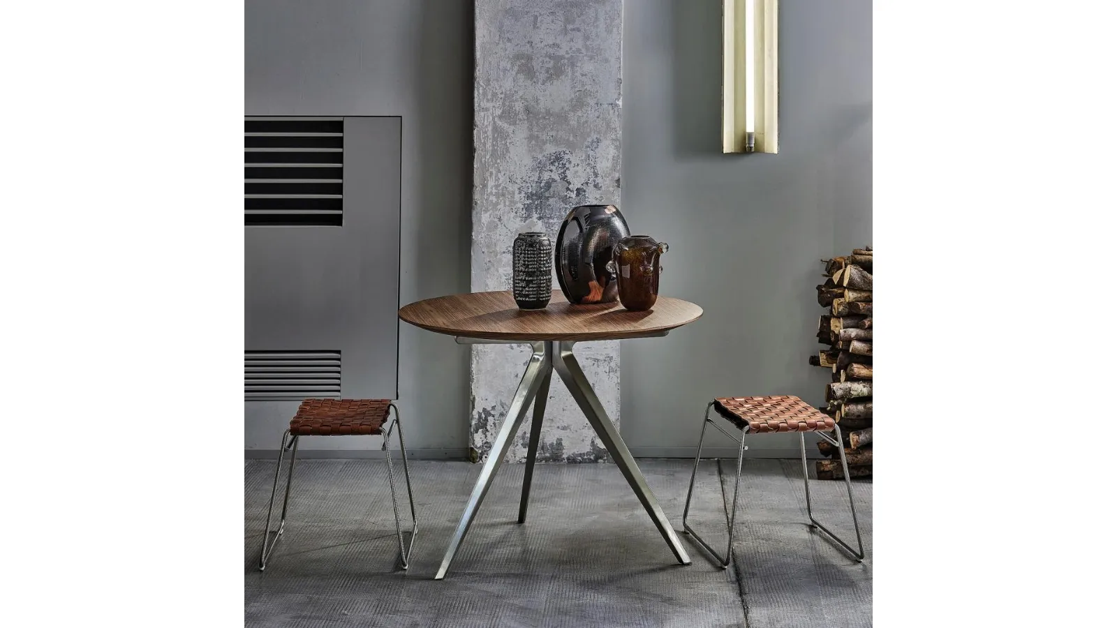 Mate pouf in woven leather and metal by Flexform