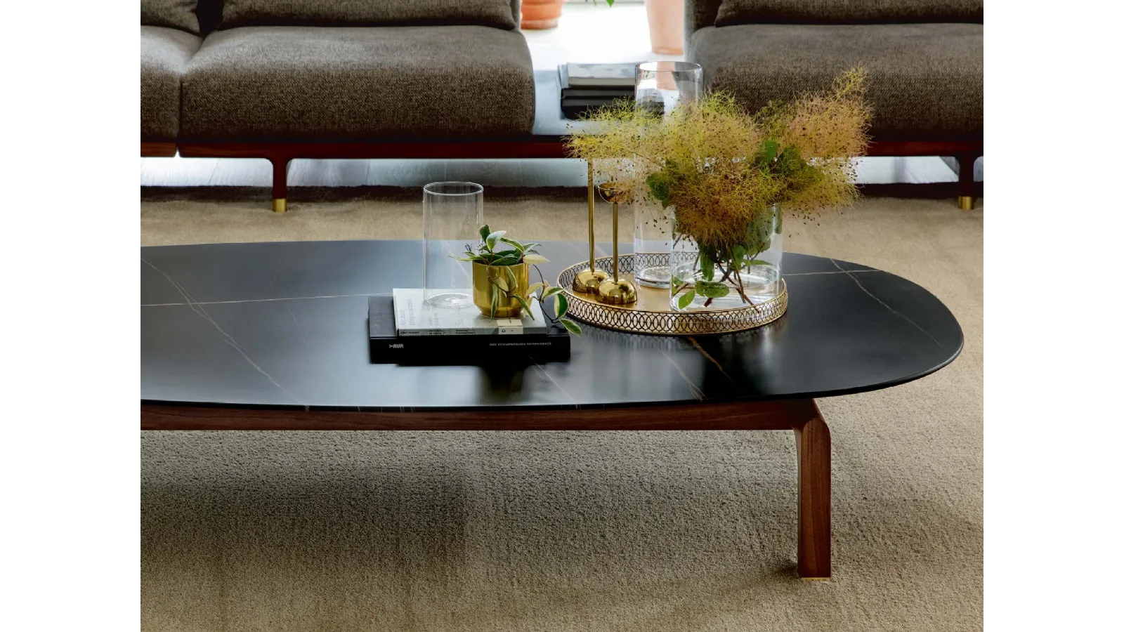 Coffee table with Quay marble top by Porada