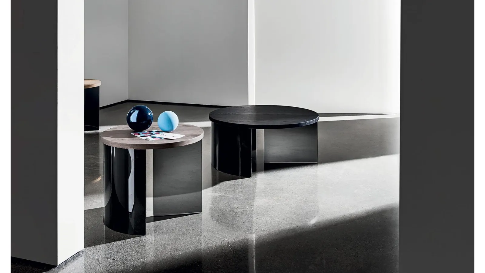 Regolo Round Coffee Table with Wood Top and Glass Base by Sovet