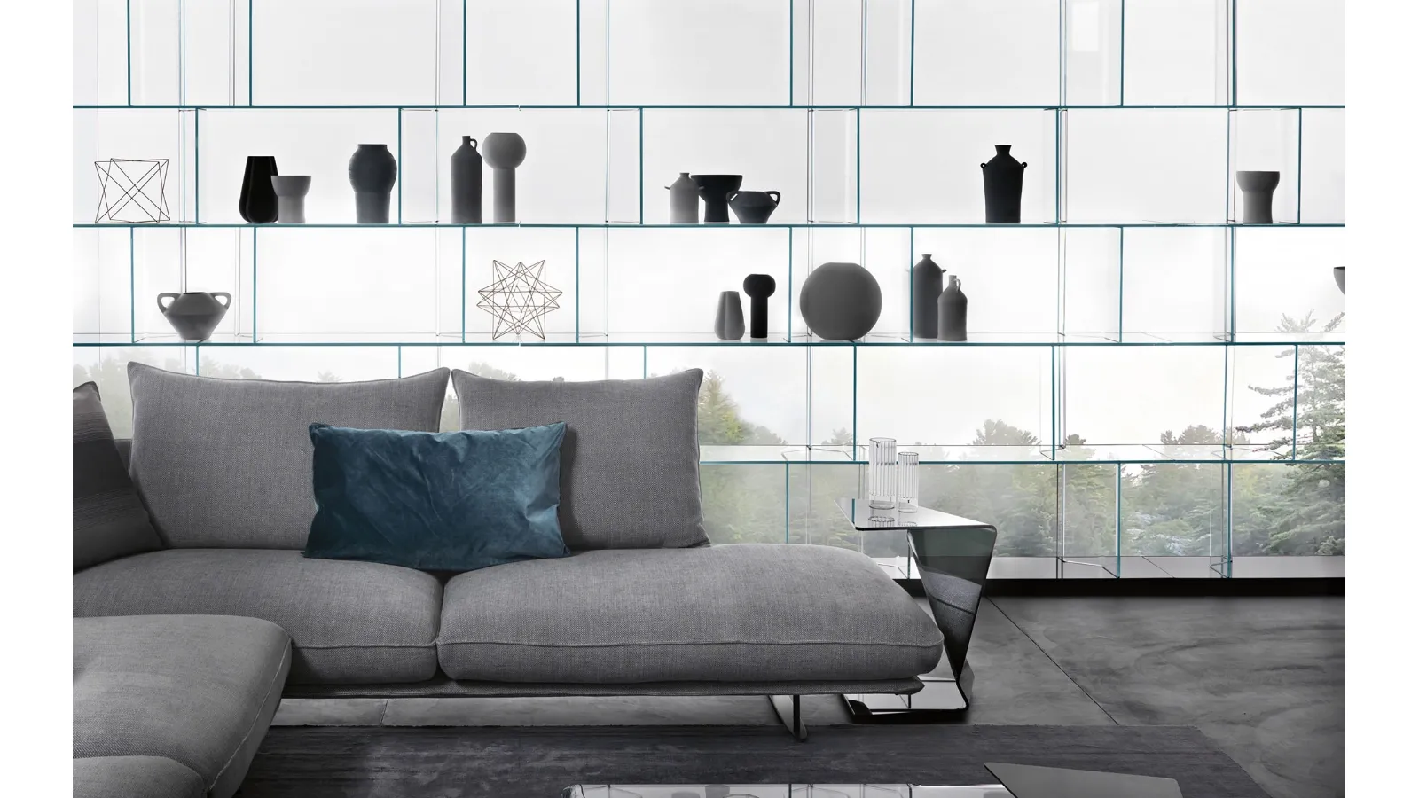 Sigmy coffee table in curved glass, Nero di Fiam