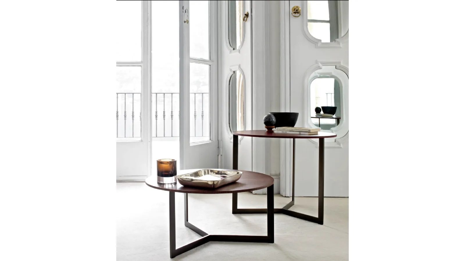 Round coffee table with Oak veneer top and metal base by Lema