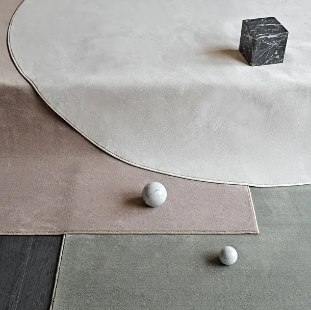 Kimi velvet rug with a semi-glossy appearance by Cattelan Italia