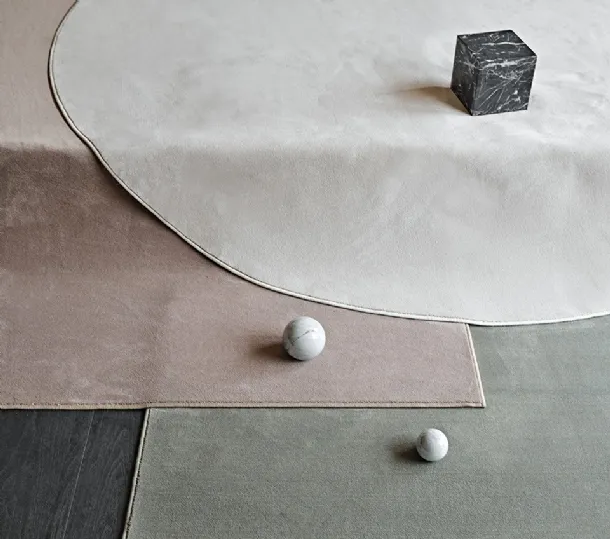 Kimi velvet rug with a semi-glossy appearance by Cattelan Italia