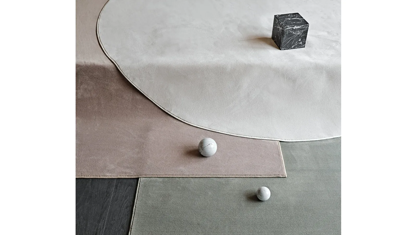 Kimi velvet rug with a semi-glossy appearance by Cattelan Italia