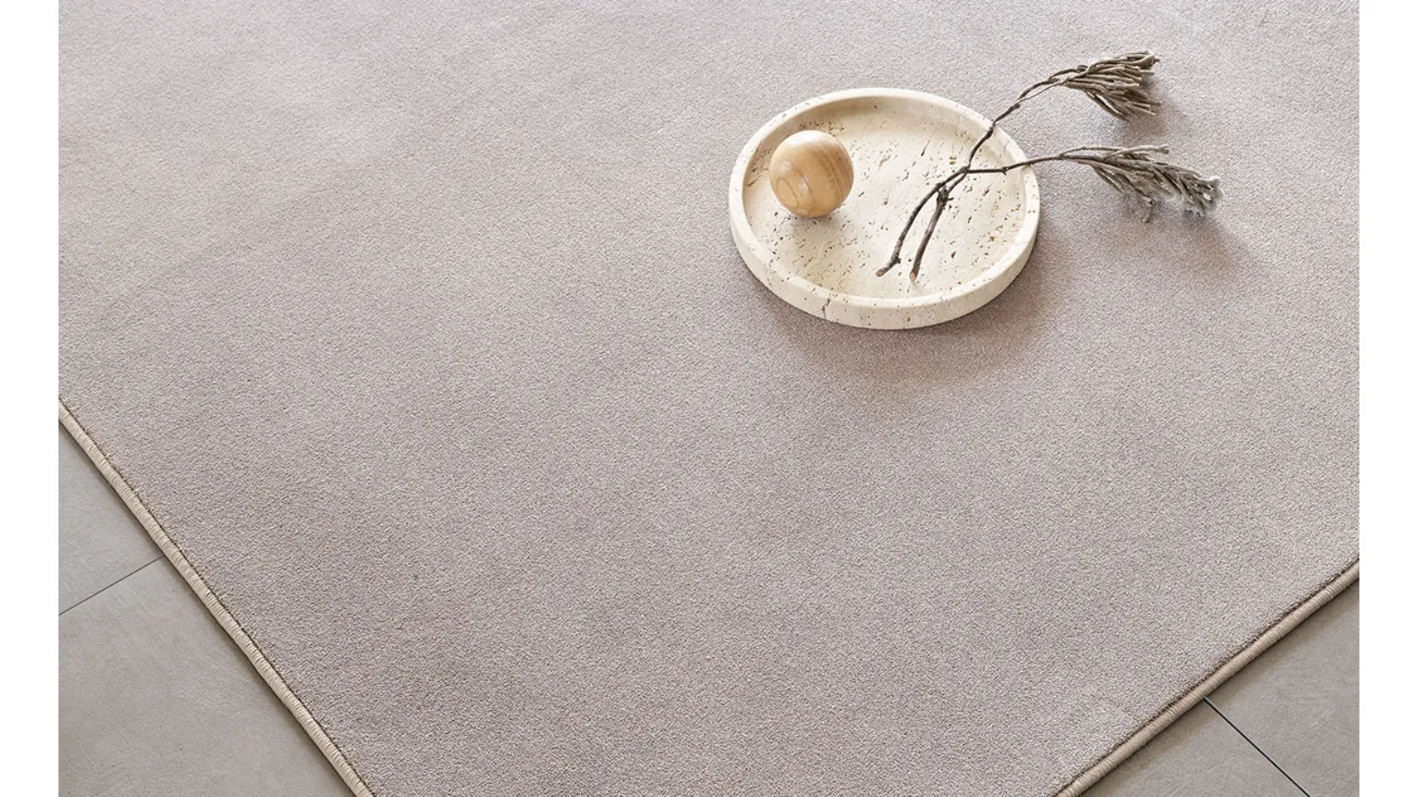 Kimi velvet rug with a semi-glossy appearance by Cattelan Italia
