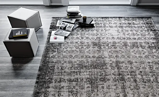 Mapoon rug in cotton and chenille with a faded and worn appearance by Cattelan Italia