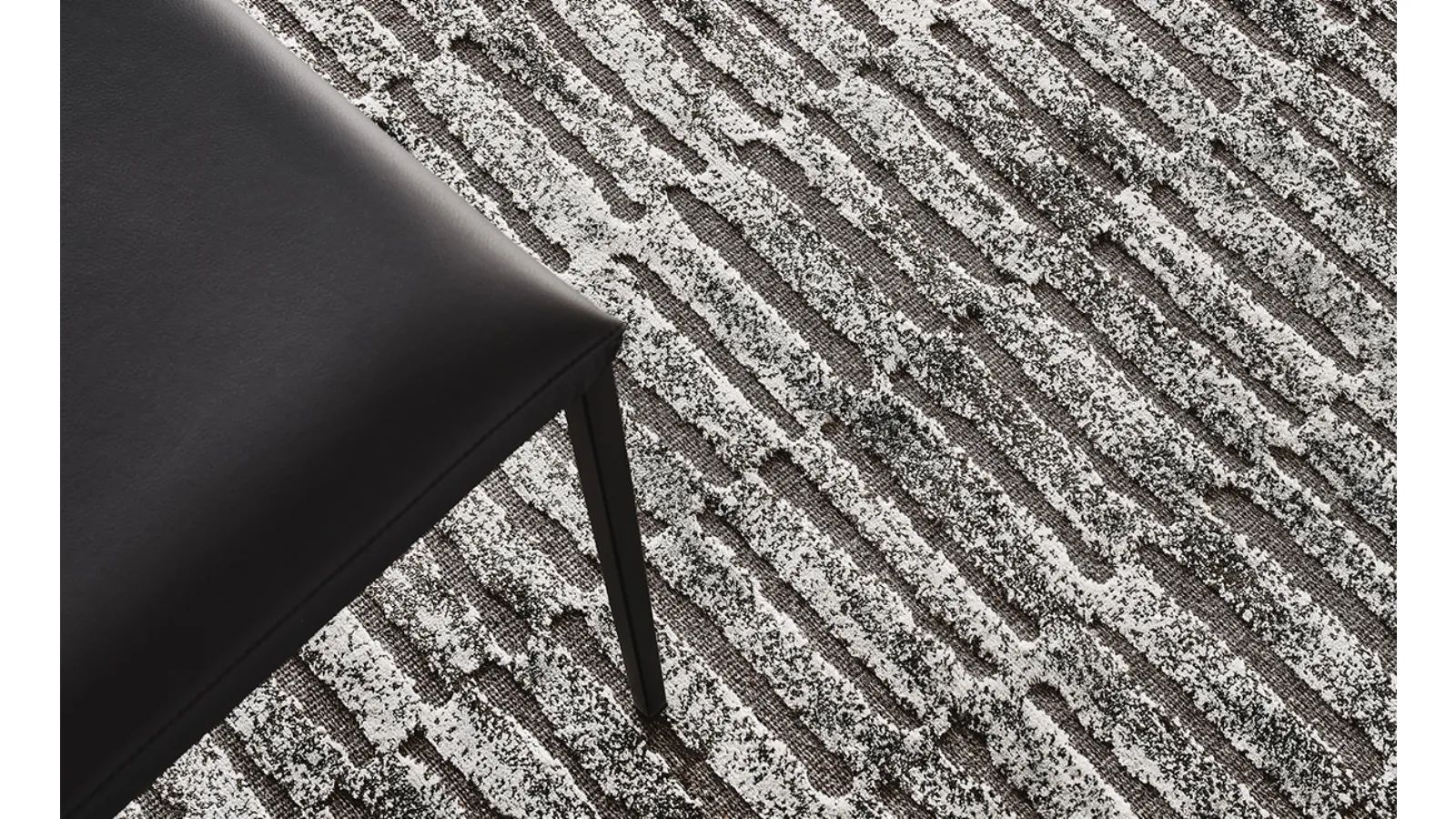 Marek rug woven in wool base with embossed design in viscose by Cattelan Italia