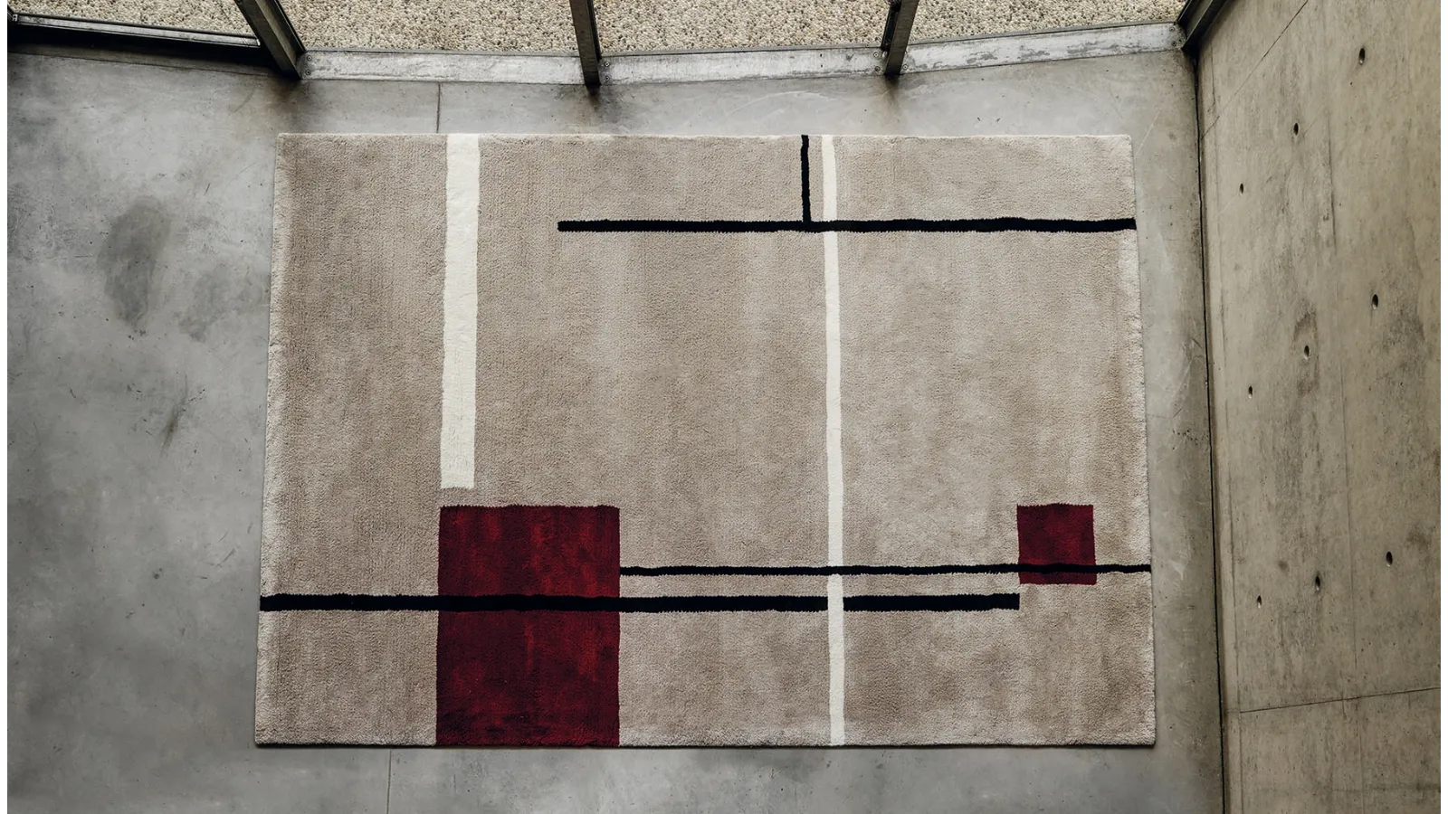 Viscose and wool rug with Syon two-tone velvet weave by Desirèe