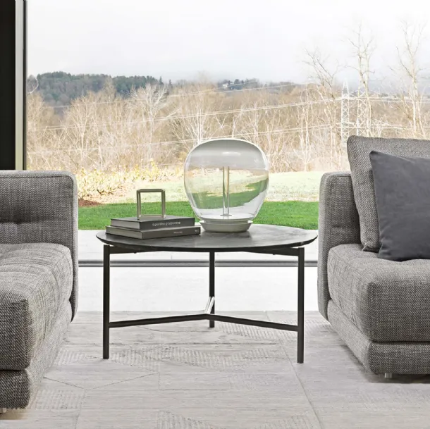 Modern side table Iko in matte blackened iron with Flou marble top