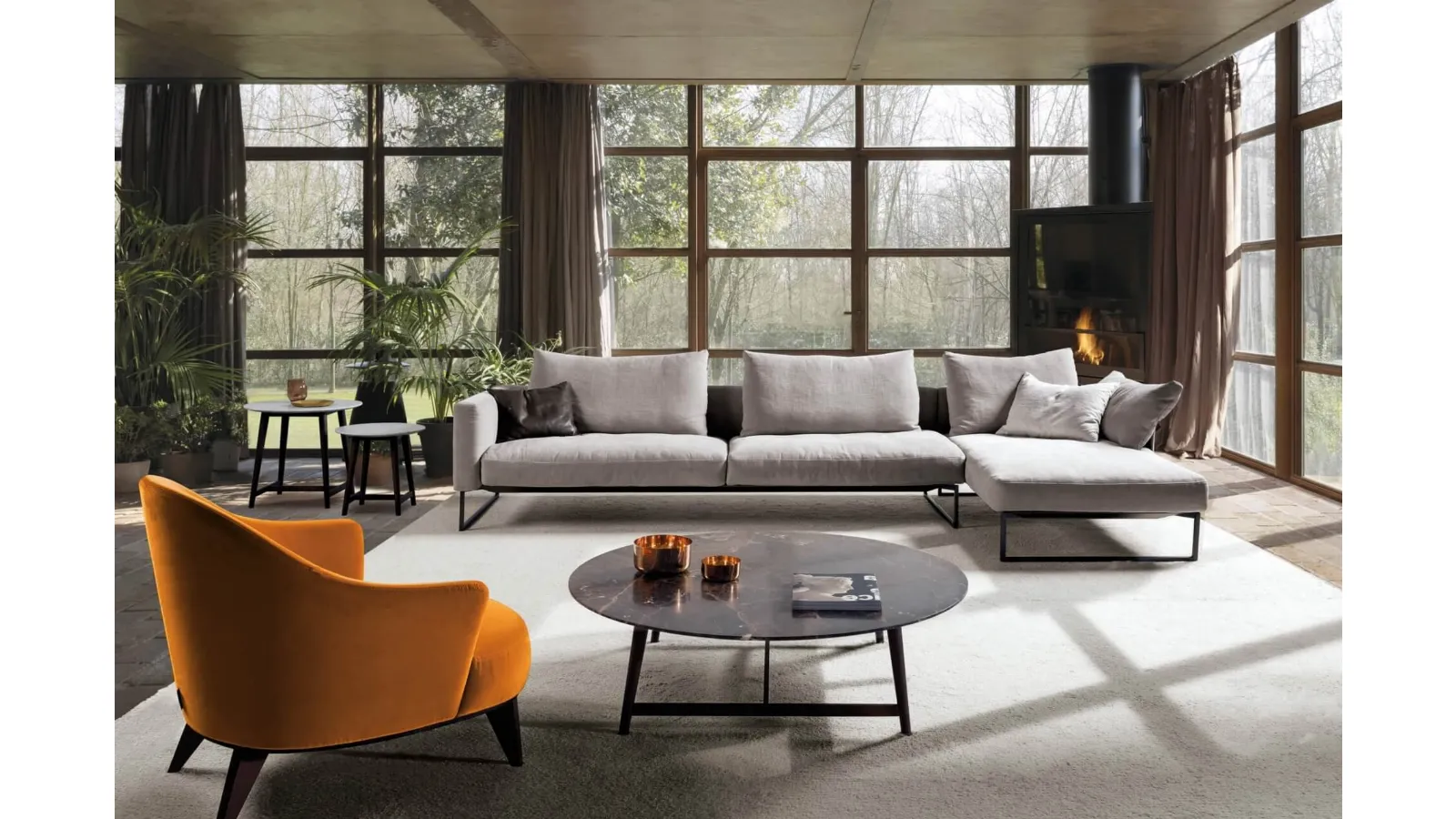 Round coffee table with marble top and wooden base Tomo by Desirèe