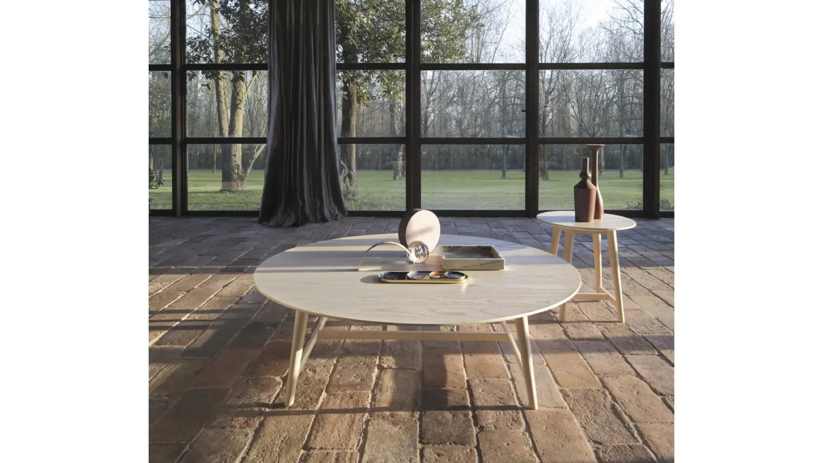 Round coffee table with marble top and wooden base Tomo by Desirèe